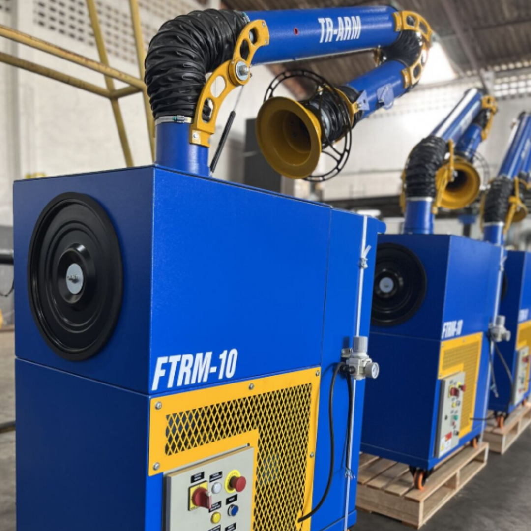 Braço articulado captando fumo diretamente da peça em solda